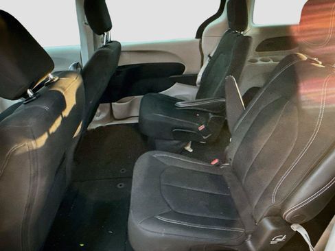 Used 2023 Chrysler Voyager LX FWD image 5
