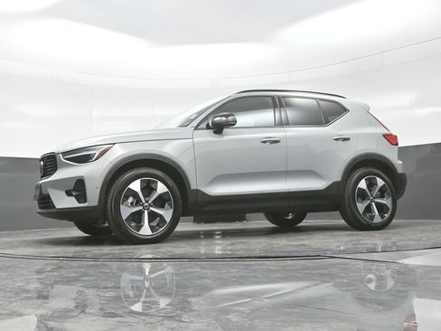 Used 2026 Volvo XC40 B5 Plus AWD/4WD image 24