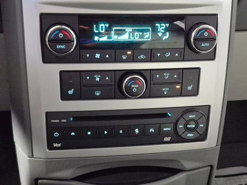 Used 2009 Chrysler Town & Country Touring FWD image 18