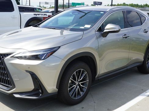 Certified 2025 Lexus NX 250 FWD w/ Accessory Package (Z1) image 4