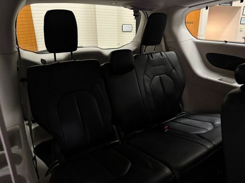 Used 2017 Chrysler Pacifica Touring-L w/ Tire & Wheel Group image 45