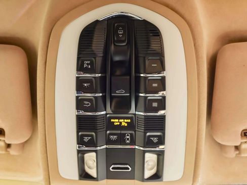 Used 2016 Porsche Cayenne Turbo AWD/4WD image 25