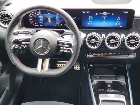 Used 2025 Mercedes-Benz GLB 250 image 19