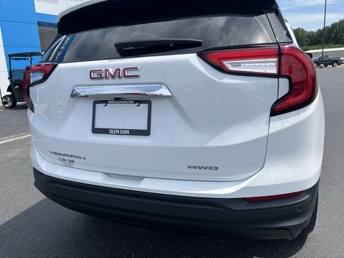 Used 2023 GMC Terrain SLE w/ Driver Convenience Package image 5