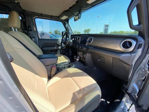 Used 2022 Jeep Wrangler Unlimited Sahara AWD/4WD image 25