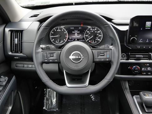 Used 2023 Nissan Pathfinder SL image 16