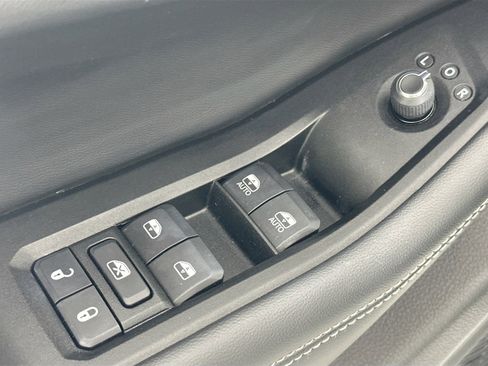 Used 2023 Jeep Grand Cherokee Laredo image 17