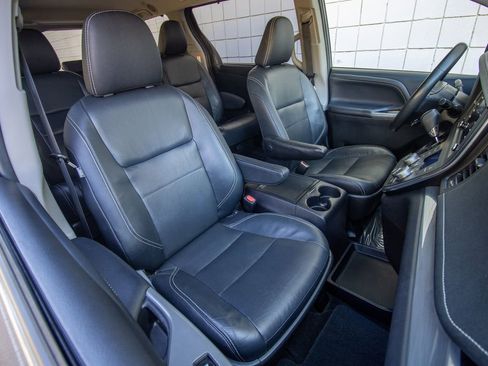 Used 2018 Toyota Sienna SE image 22