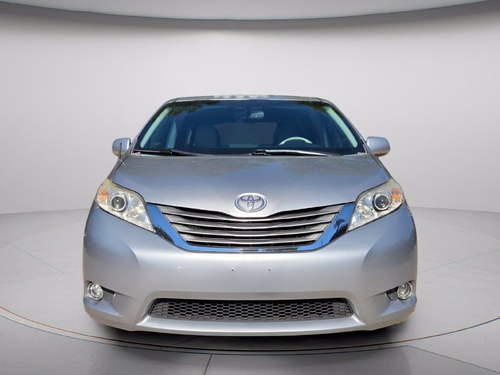 Used 2013 Toyota Sienna XLE FWD image 4