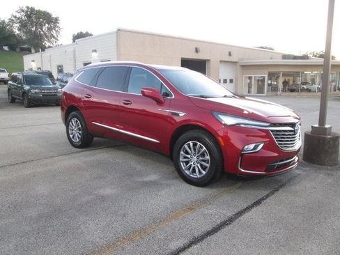 Used 2023 Buick Enclave Essence image 4