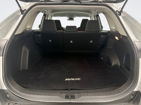 Used 2019 Toyota RAV4 LE AWD/4WD image 18