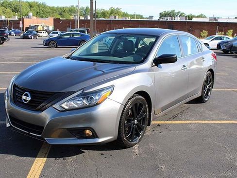 Used 2018 Nissan Altima 2.5 SR w/ SR Midnight Edition FWD image 2