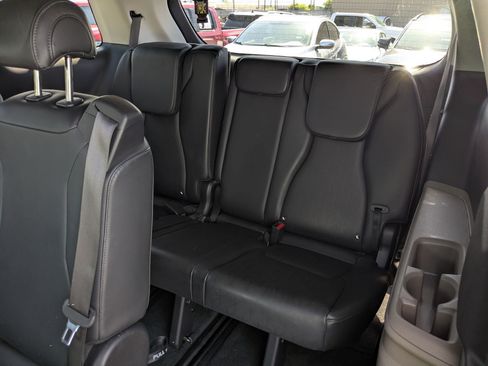 Used 2025 Kia Carnival FWD image 33