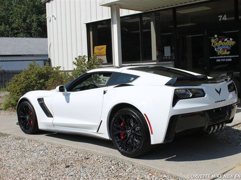 Used 2015 Chevrolet Corvette Z06 w/ 3LZ Preferred Equipment Group RWD image 7