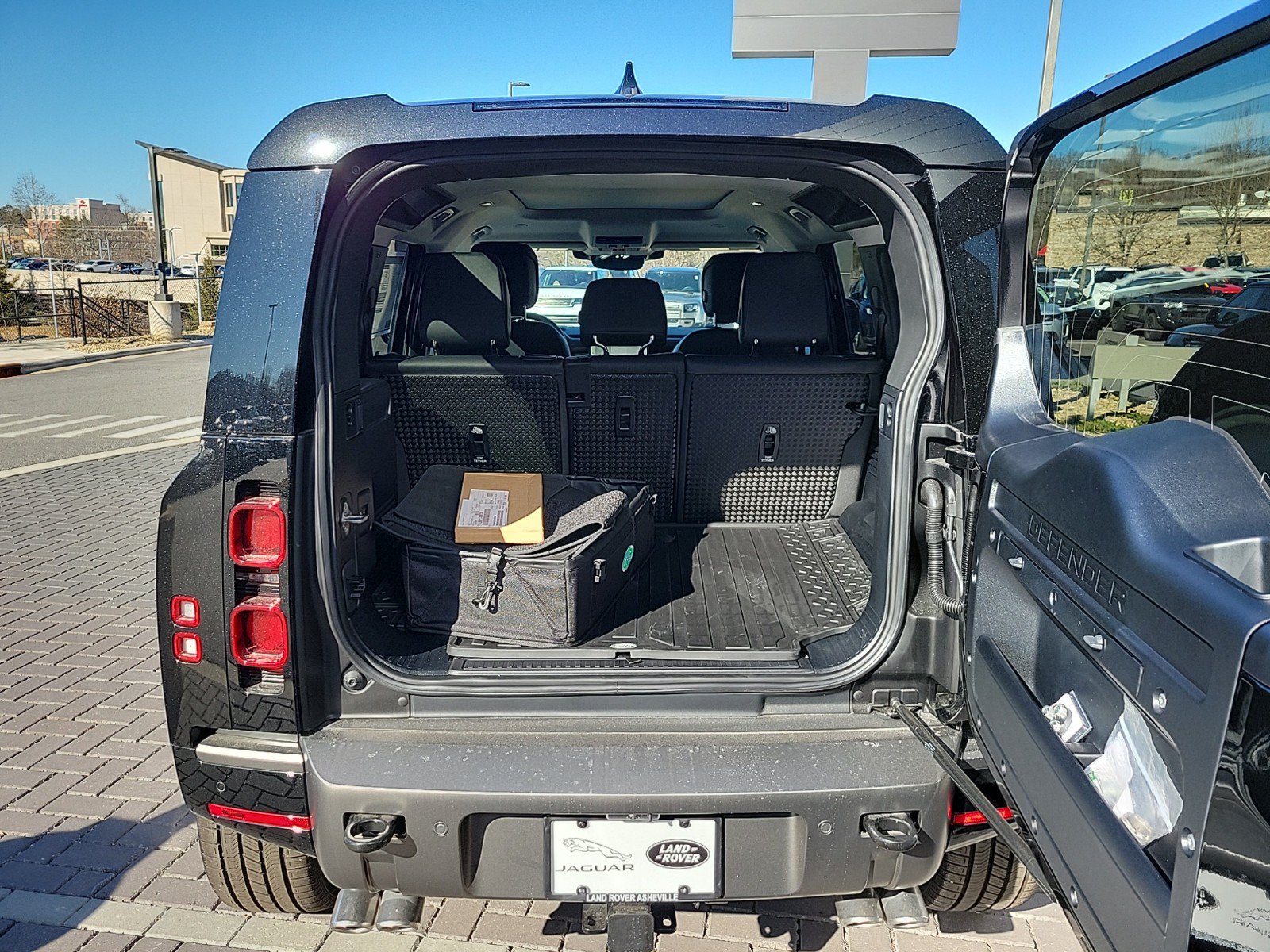 Certified 2025 Land Rover Defender 110 X-Dynamic SE AWD/4WD image 7