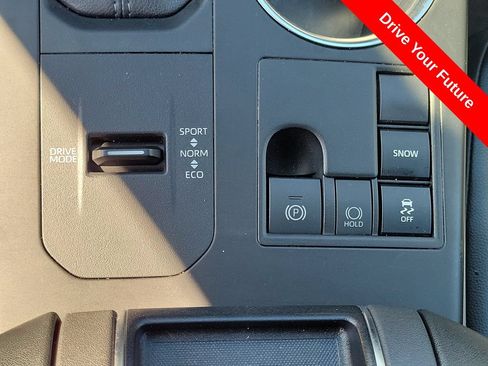 Used 2024 Toyota Highlander XLE FWD image 13