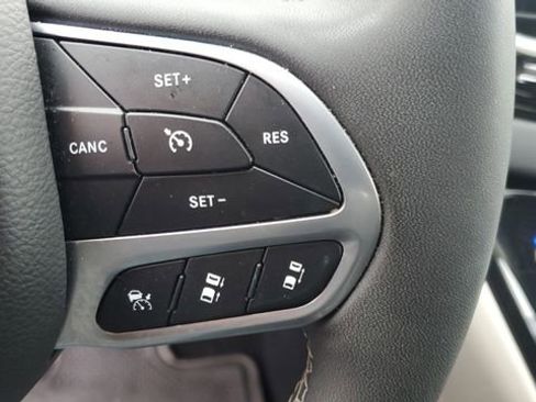 Certified 2024 Chrysler Pacifica Touring-L image 11