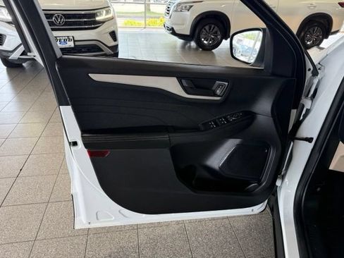 Used 2022 Ford Escape SE w/ Convenience Package FWD image 21
