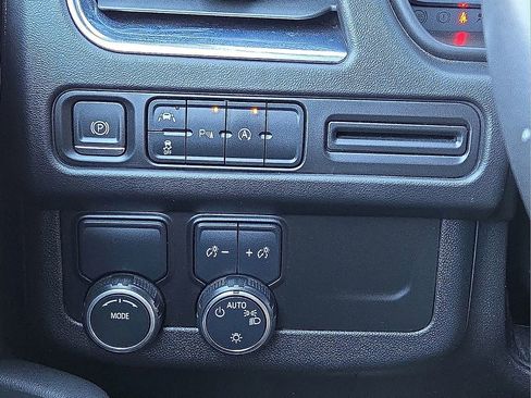 Used 2023 Chevrolet Suburban LT image 27