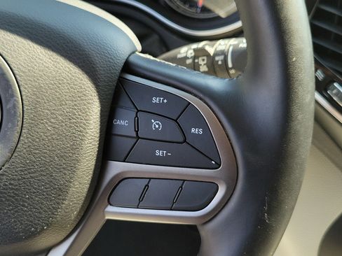 Used 2020 Jeep Cherokee Limited FWD image 25