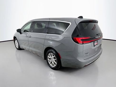Used 2025 Chrysler Pacifica Select FWD image 5