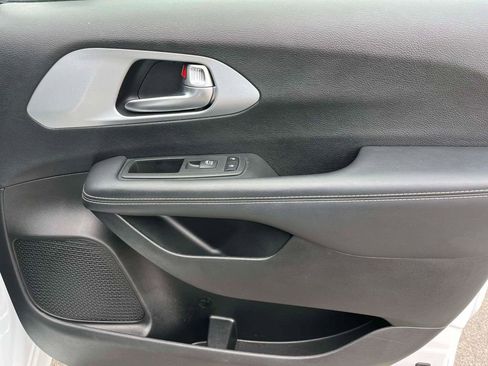 Used 2024 Chrysler Pacifica Limited FWD image 10