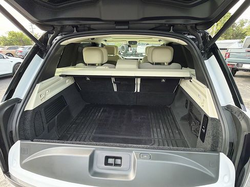 Used 2025 Land Rover Range Rover SV image 12