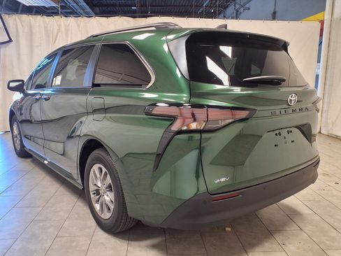 New 2026 Toyota Sienna XLE image 7