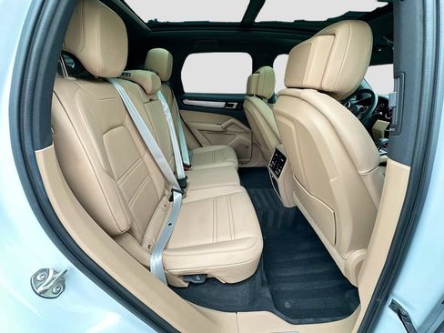 Certified 2023 Porsche Cayenne Platinum Edition AWD/4WD image 29