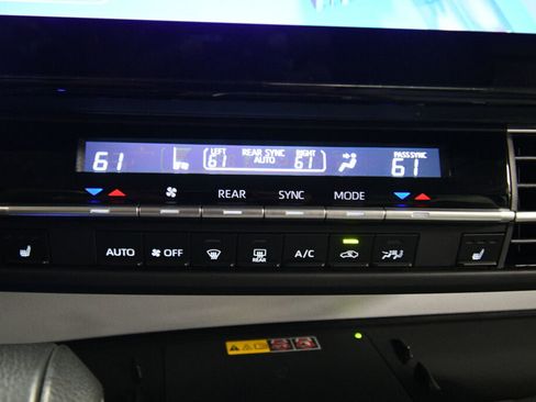 Certified 2025 Toyota Sienna XLE FWD image 16