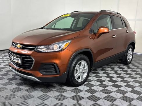 Used 2019 Chevrolet Trax LT w/ LT Convenience Package FWD image 2