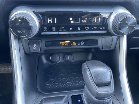 Used 2020 Toyota RAV4 LE image 38