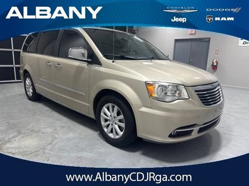 Used 2015 Chrysler Town & Country Limited Platinum FWD image 1