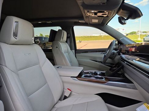 New 2026 Cadillac Escalade ESV Platinum Sport w/ LPO, ONYX Package image 30