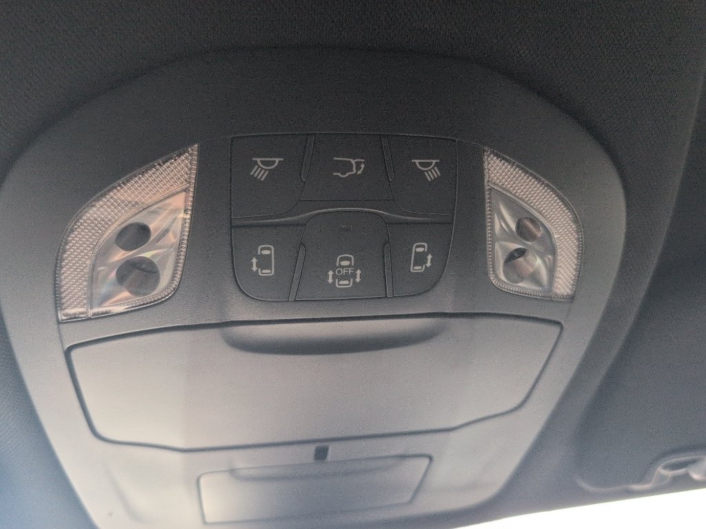 Used 2025 Chrysler Pacifica Select FWD image 32
