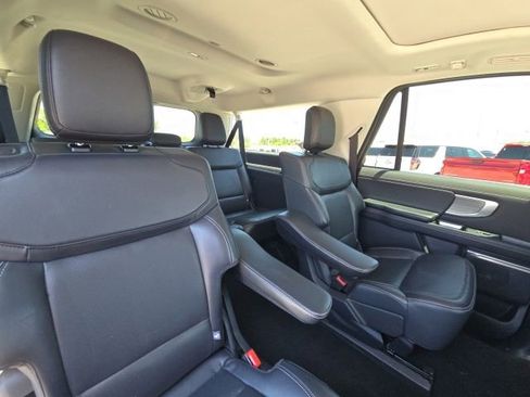 Used 2025 Ford Expedition Max Platinum AWD/4WD image 18