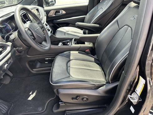 Used 2023 Chrysler Pacifica Limited w/ Uconnect Theater Family Group FWD image 20