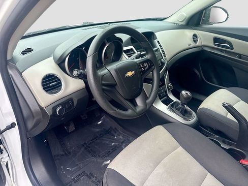 Used 2015 Chevrolet Cruze LS image 2
