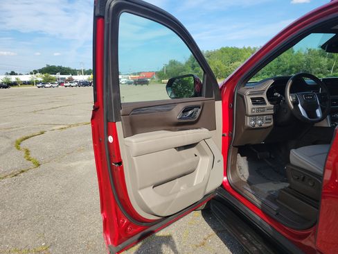 Used 2024 GMC Yukon XL SLT w/ SLT Luxury Package AWD/4WD image 15