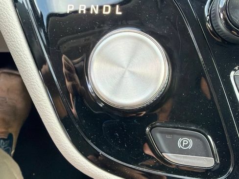Used 2024 Chrysler Pacifica Limited FWD image 27