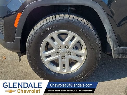 Used 2023 Jeep Grand Cherokee Laredo AWD/4WD image 17