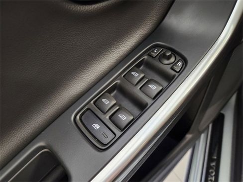 Used 2018 Volvo V60 T5 Dynamic w/ Vision Package image 23