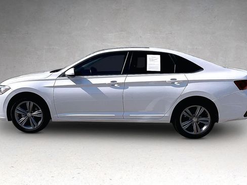 Used 2023 Volkswagen Jetta SE w/ Panoramic Sunroof Package FWD image 3