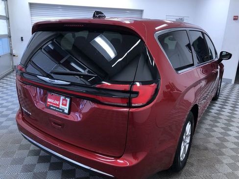 Used 2025 Chrysler Pacifica Select image 34