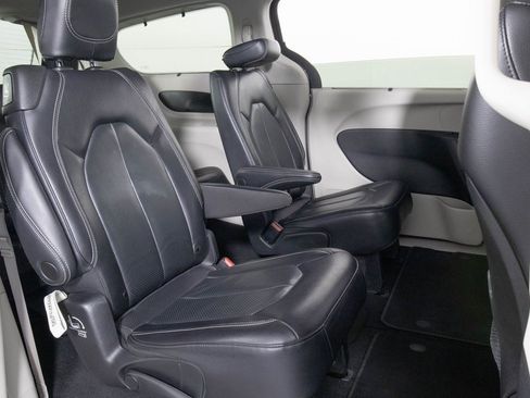 Used 2022 Chrysler Pacifica Touring-L image 17