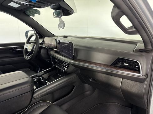 Certified 2025 Chevrolet Suburban Premier AWD/4WD image 40