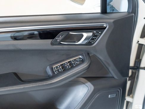 Certified 2023 Porsche Macan AWD/4WD image 17