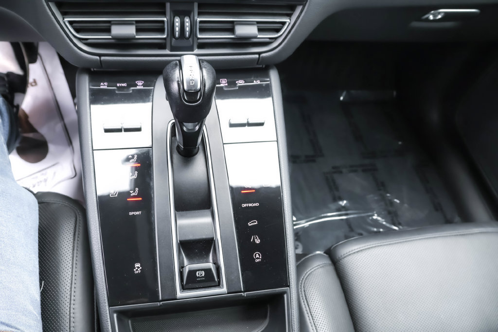 Used 2023 Porsche Macan AWD/4WD image 21