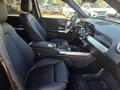 Used 2025 Mercedes-Benz GLB 250 4MATIC image 11