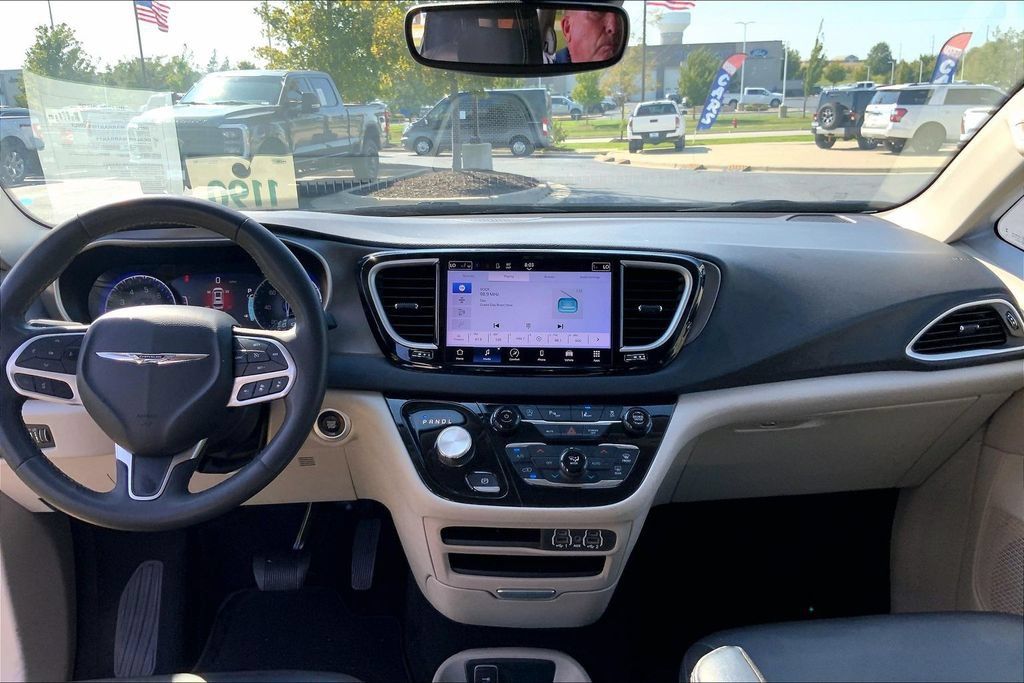 Used 2023 Chrysler Pacifica Touring-L FWD image 10